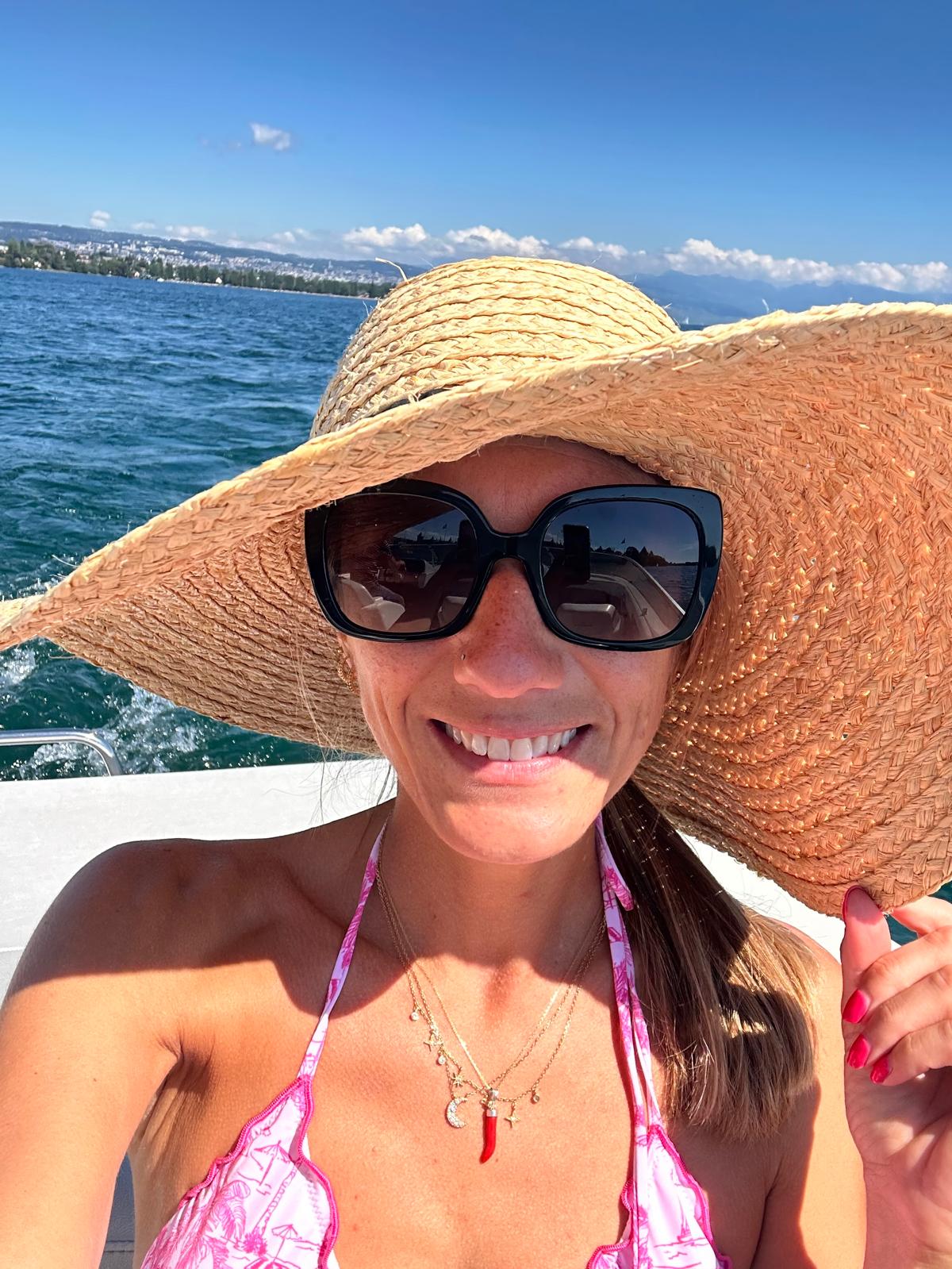 Laura en chapeau de paille sur un bateau, sur le lac Léman