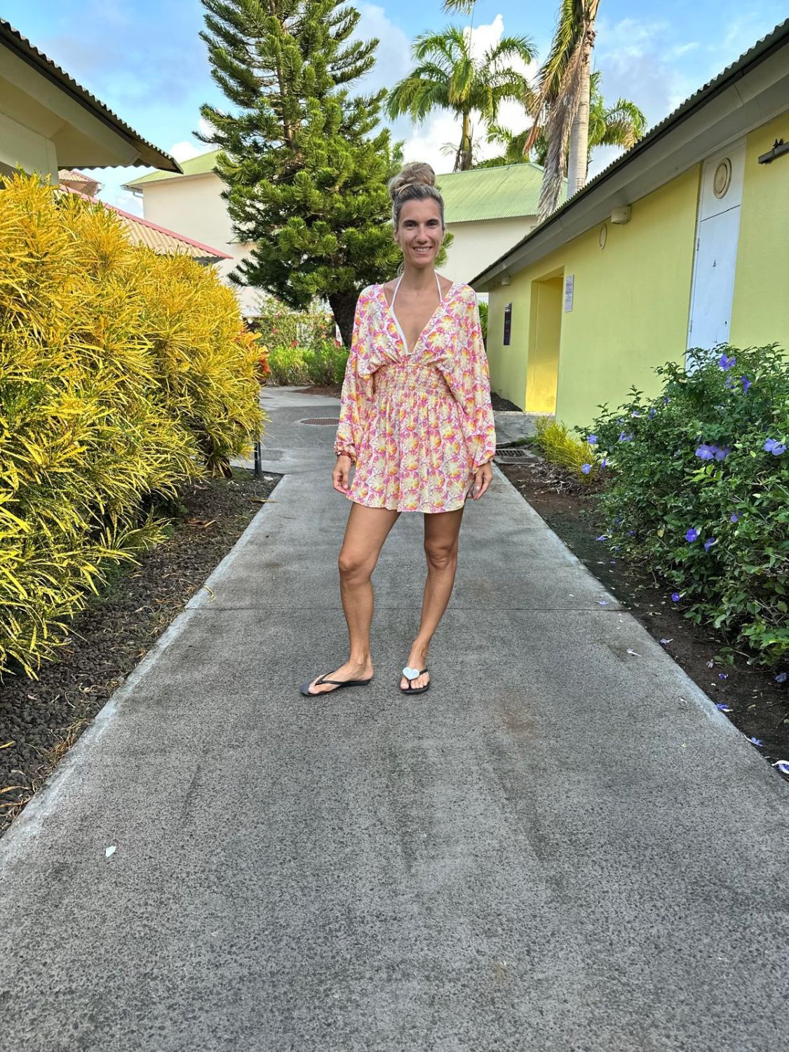 Laura sous les palmiers lors d’un repérage aux Antilles